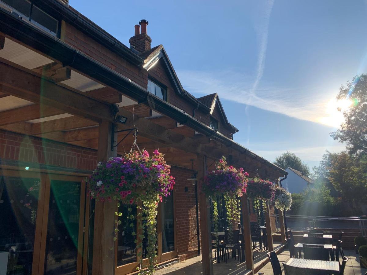 Hotel Crown & Anchor Woking Exterior foto